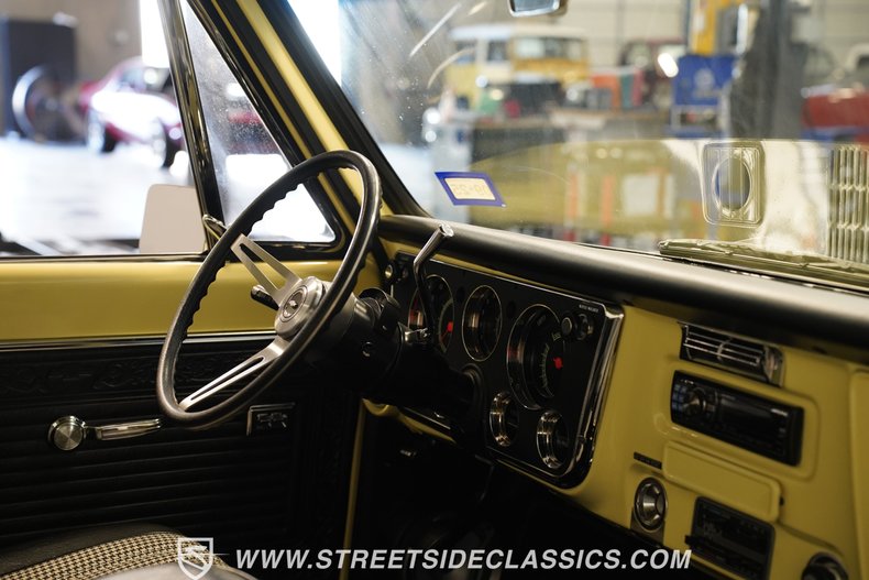Chevrolet-C10-1969-Butternut-Yellow-Black-7