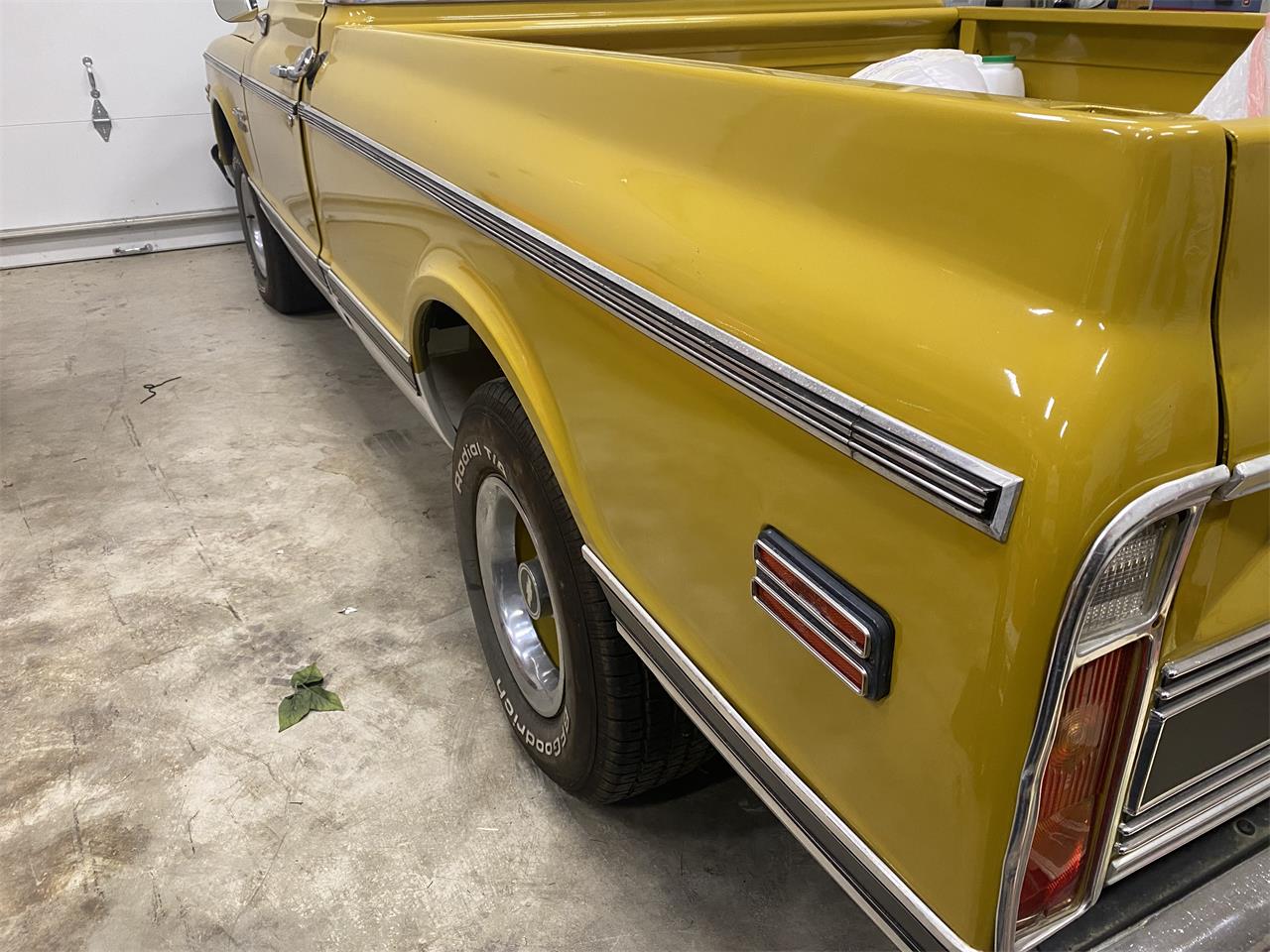 Chevrolet-C10-1970-Yellow-and-White-White-3