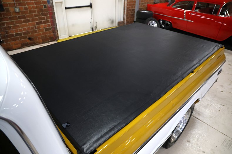 Chevrolet-C10-1972-Gold-Black-ampamp-Yellow-H-31
