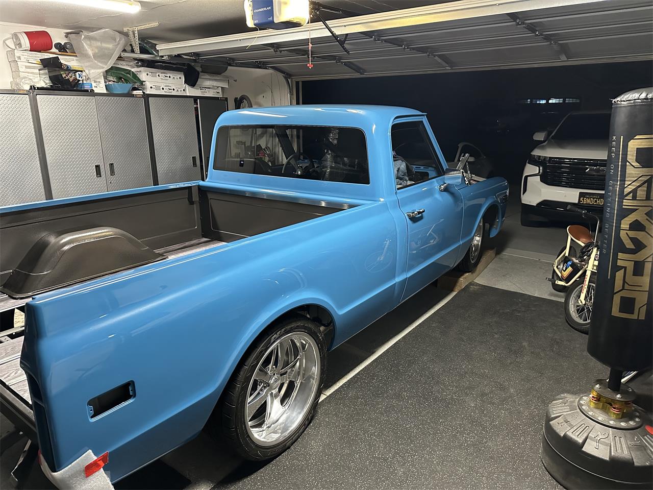 Chevrolet-C10-1972-STOCK-1972-C10-Blue-Black-and-Grey-49