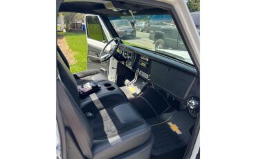 Chevrolet-C10-1972-White-Black-18