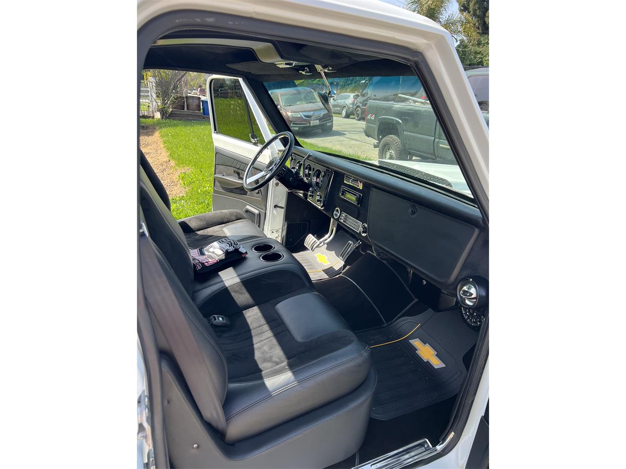 Chevrolet-C10-1972-White-Black-18