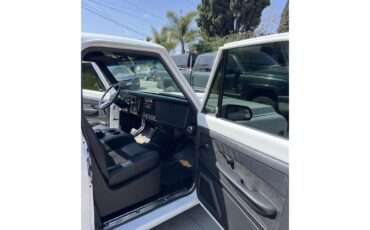 Chevrolet-C10-1972-White-Black-19