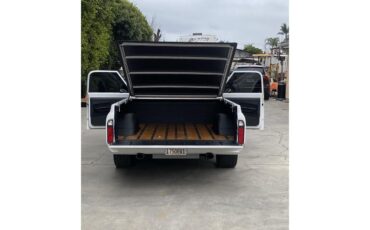Chevrolet-C10-1972-White-Black-20
