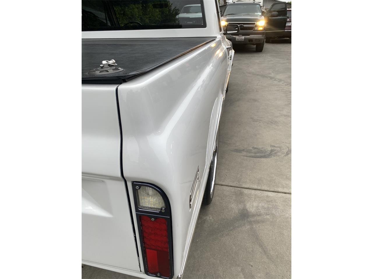 Chevrolet-C10-1972-White-Black-5