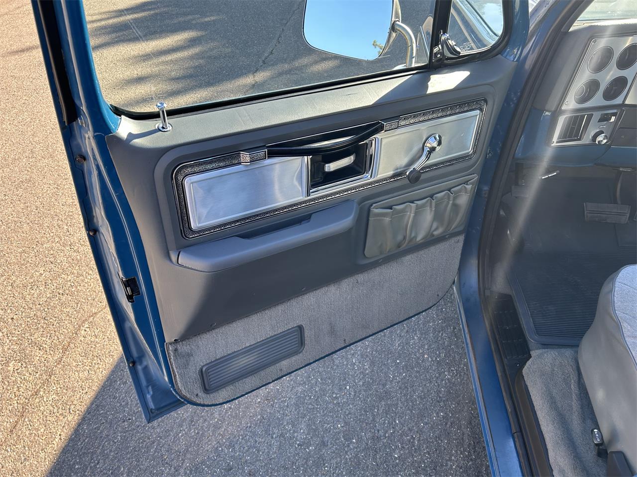 Chevrolet-C10-1979-blue-and-silver-grey-5