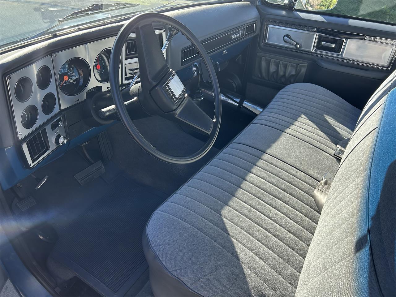 Chevrolet-C10-1979-blue-and-silver-grey-7