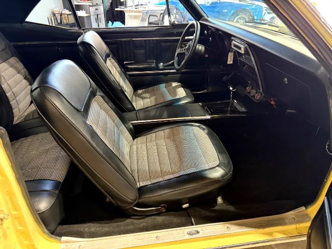 Chevrolet-Camaro-1967-Butternut-Yellow-Black-Vinyl-10