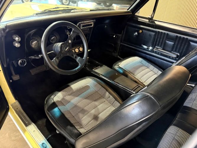 Chevrolet-Camaro-1967-Butternut-Yellow-Black-Vinyl-15