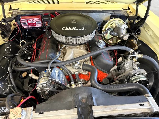 Chevrolet-Camaro-1967-Butternut-Yellow-Black-Vinyl-3