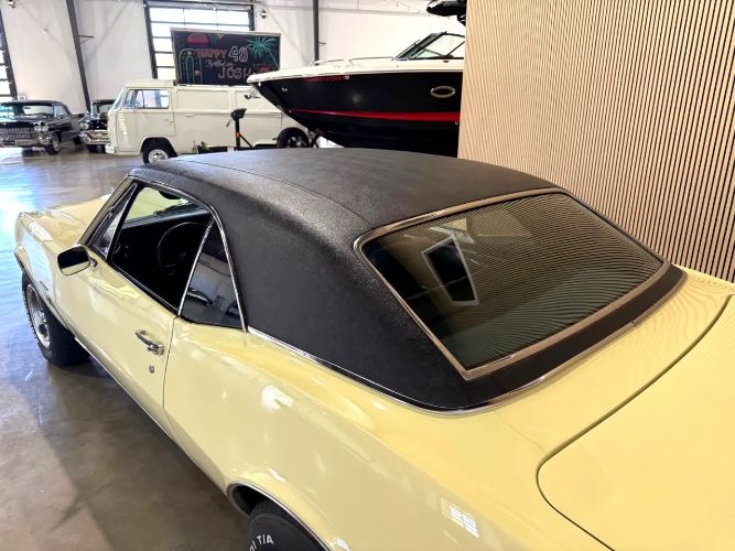 Chevrolet-Camaro-1967-Butternut-Yellow-Black-Vinyl-4