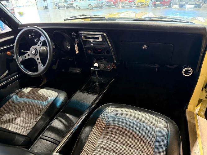 Chevrolet-Camaro-1967-Butternut-Yellow-Black-Vinyl-5