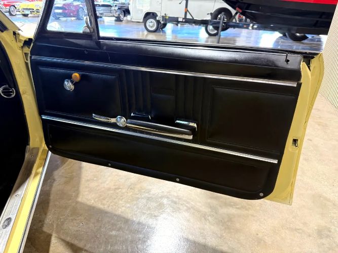 Chevrolet-Camaro-1967-Butternut-Yellow-Black-Vinyl-7