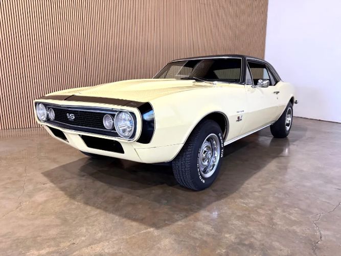 Chevrolet-Camaro-1967-Butternut-Yellow-Black-Vinyl