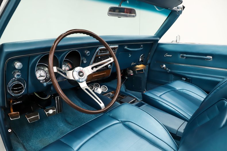 Chevrolet-Camaro-1968-Ermine-White-Blue-Deluxe-1