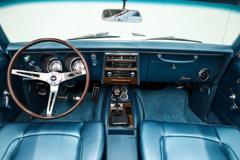 Chevrolet-Camaro-1968-Ermine-White-Blue-Deluxe-18