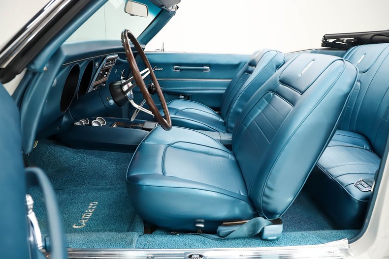 Chevrolet-Camaro-1968-Ermine-White-Blue-Deluxe-27