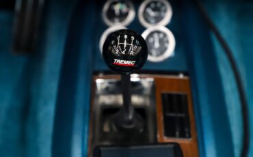 Chevrolet-Camaro-1968-Ermine-White-Blue-Deluxe-3