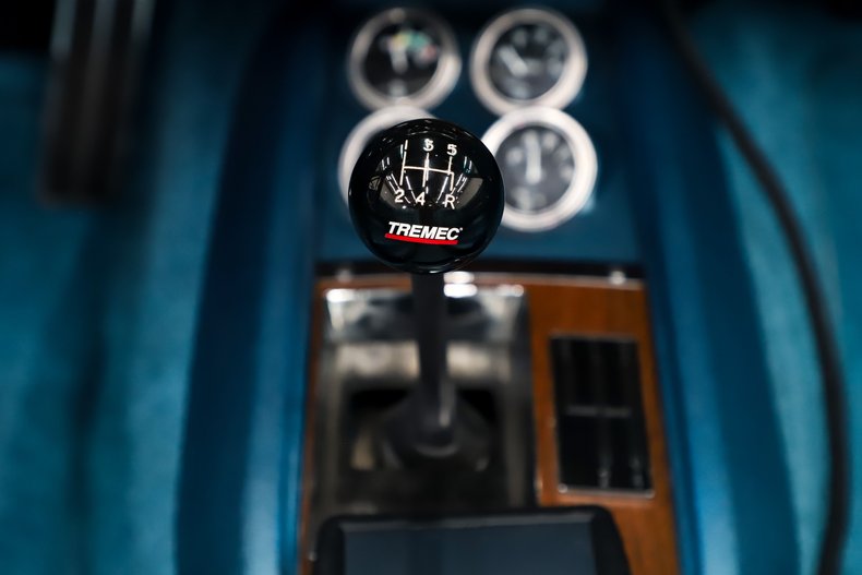 Chevrolet-Camaro-1968-Ermine-White-Blue-Deluxe-3