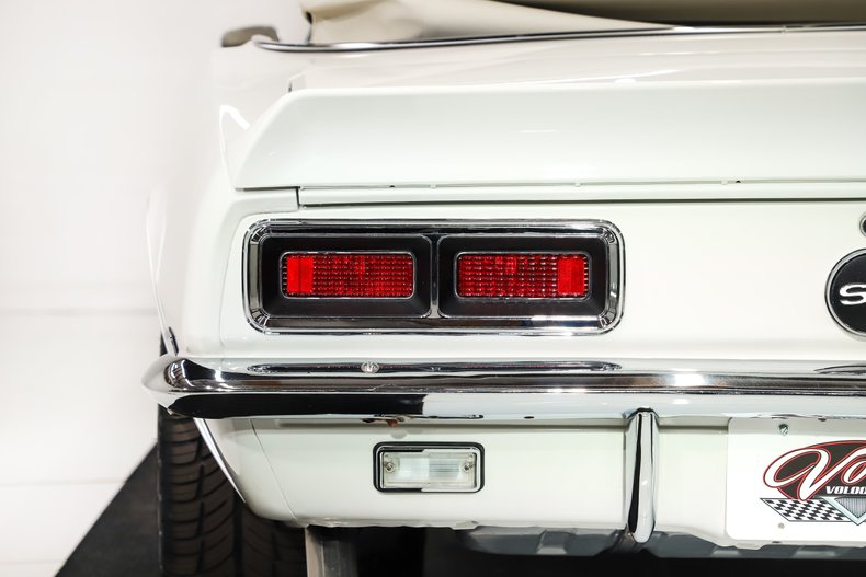 Chevrolet-Camaro-1968-Ermine-White-Blue-Deluxe-35
