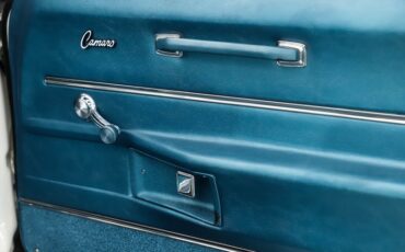 Chevrolet-Camaro-1968-Ermine-White-Blue-Deluxe-40