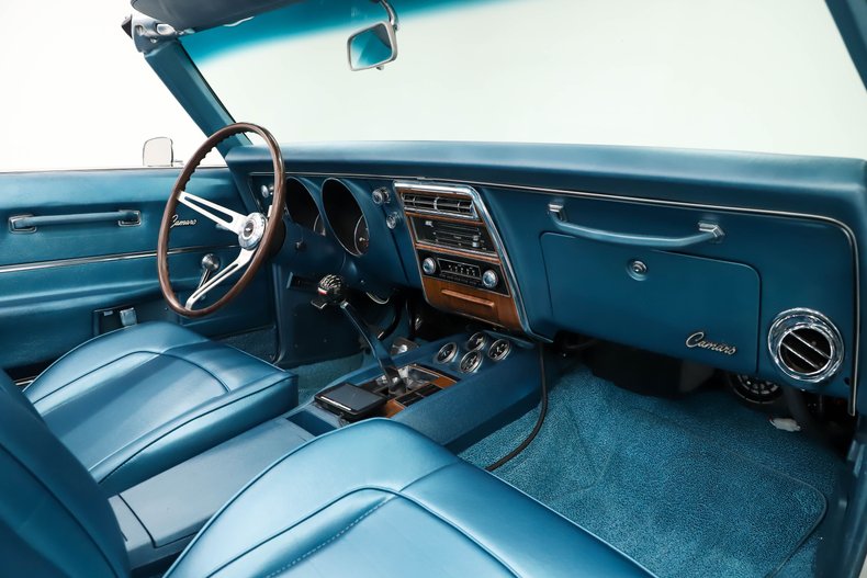 Chevrolet-Camaro-1968-Ermine-White-Blue-Deluxe-41