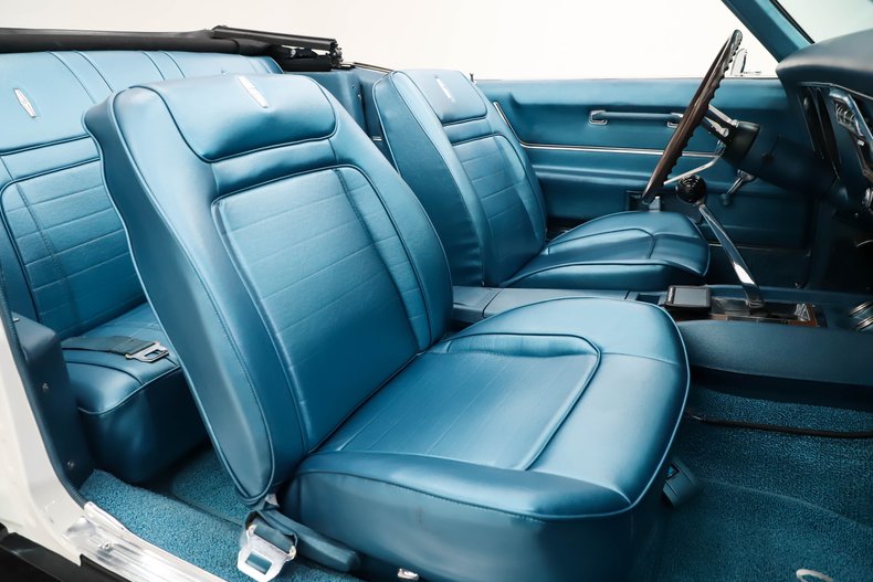 Chevrolet-Camaro-1968-Ermine-White-Blue-Deluxe-43