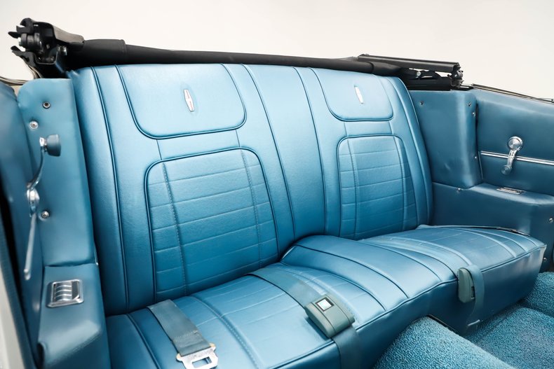 Chevrolet-Camaro-1968-Ermine-White-Blue-Deluxe-44