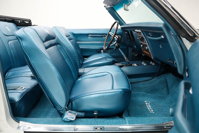 Chevrolet-Camaro-1968-Ermine-White-Blue-Deluxe-46