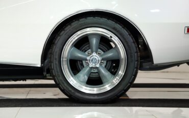 Chevrolet-Camaro-1968-Ermine-White-Blue-Deluxe-47