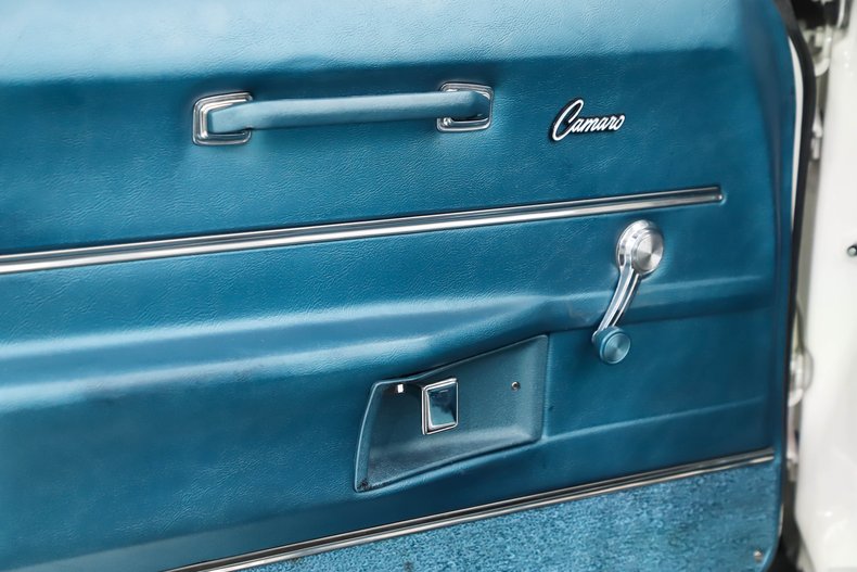 Chevrolet-Camaro-1968-Ermine-White-Blue-Deluxe-7