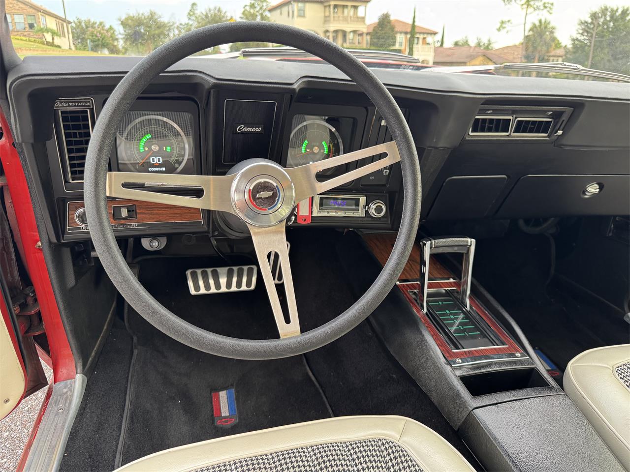Chevrolet-Camaro-1969-Red-White-Houndstooth-7