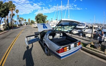 Chevrolet-Camaro-1982-Coupe-13