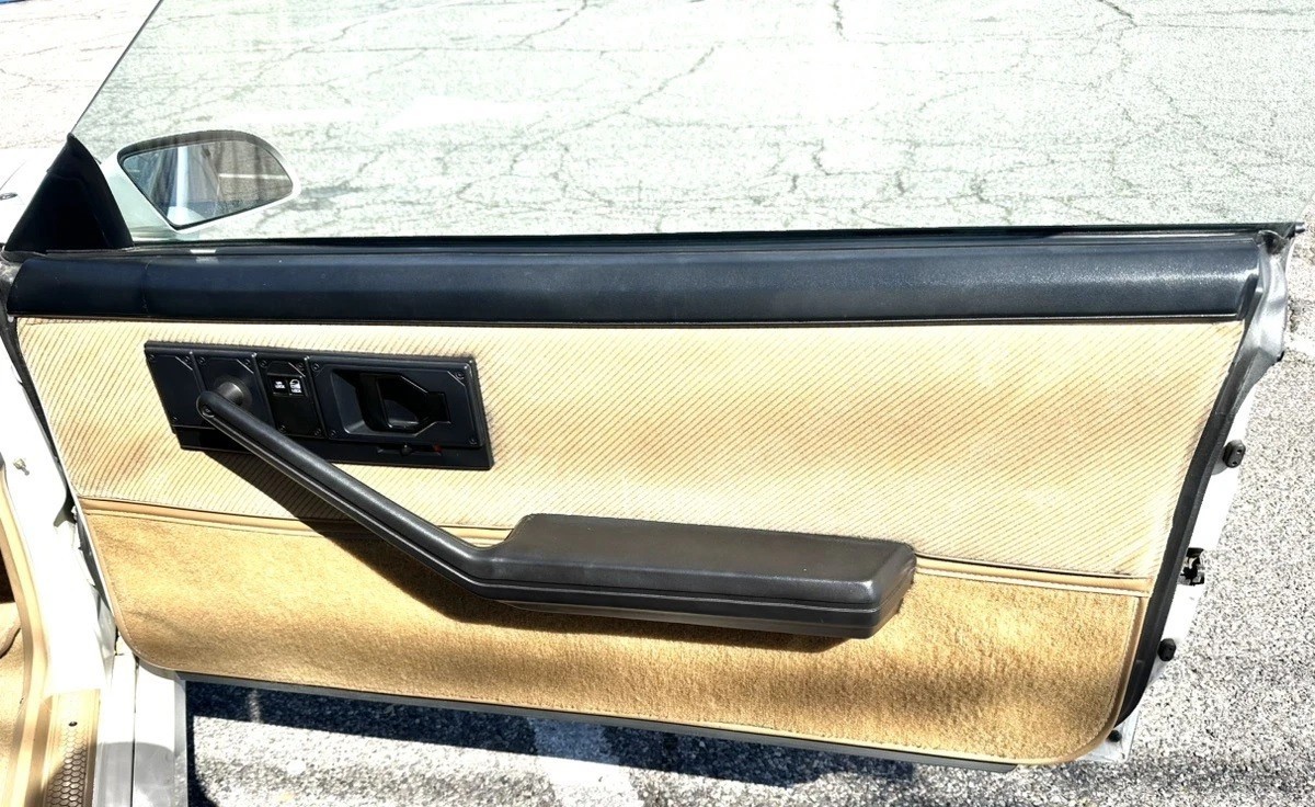 Chevrolet-Camaro-1986-Coupe-12