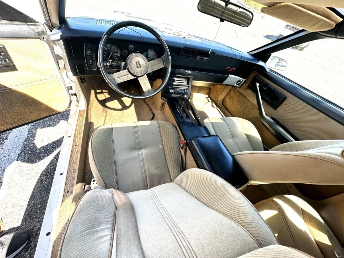 Chevrolet-Camaro-1986-Coupe-13