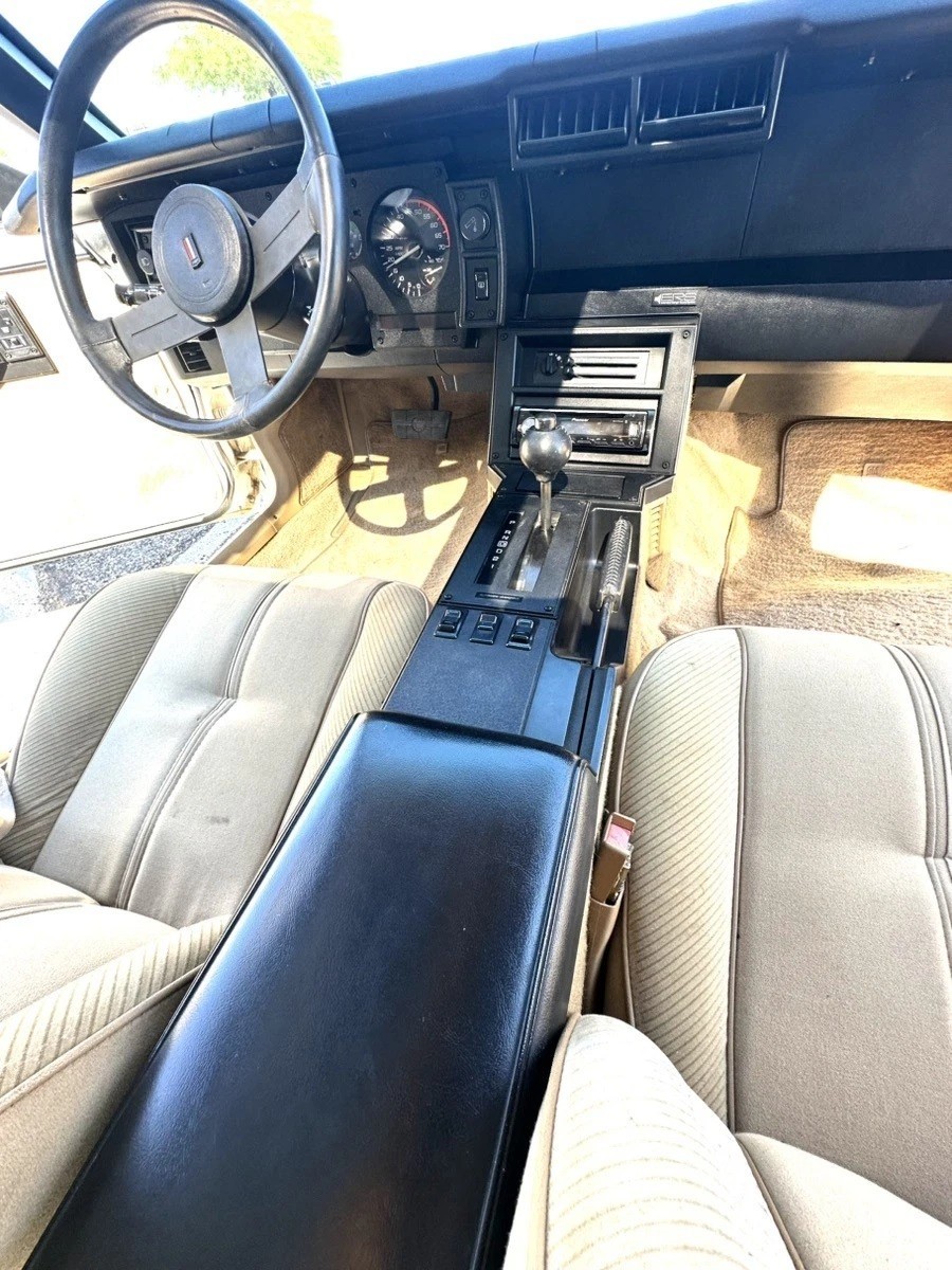 Chevrolet-Camaro-1986-Coupe-16