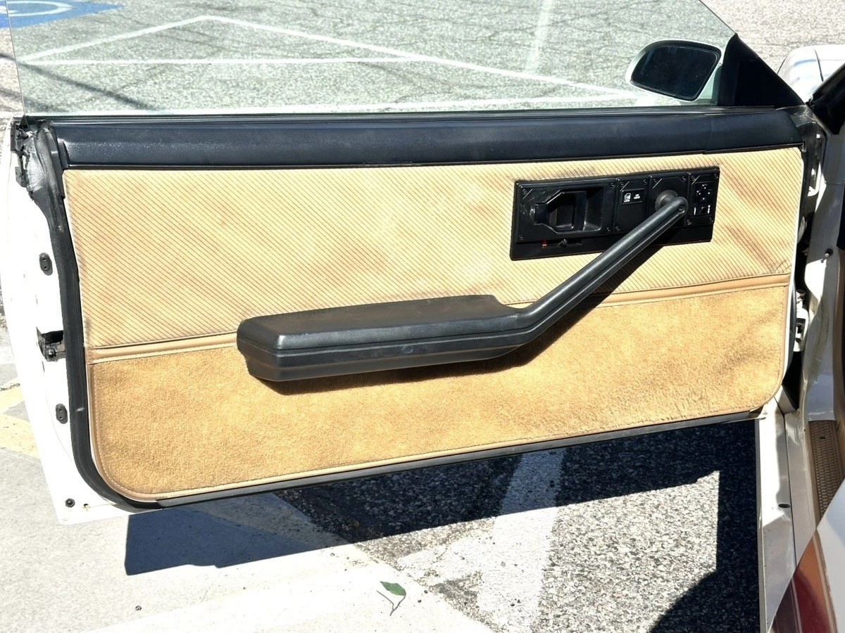 Chevrolet-Camaro-1986-Coupe-17
