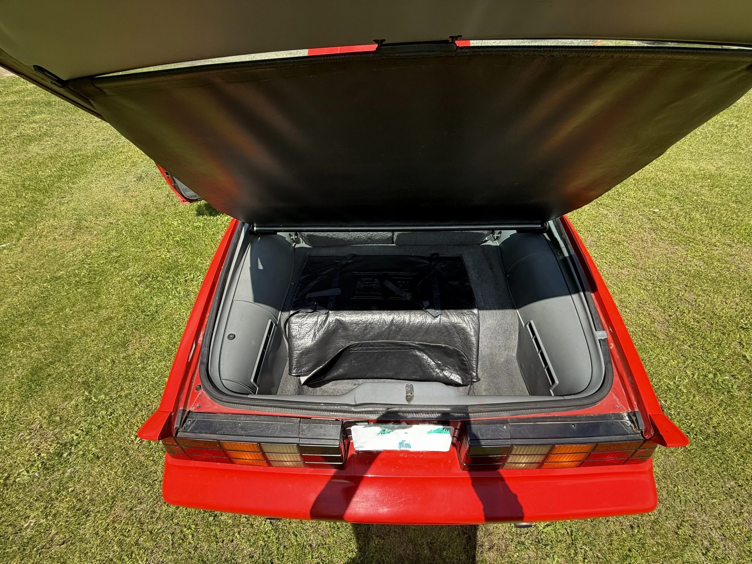 Chevrolet-Camaro-iroc-z-coupe-1985-Red-Black-5