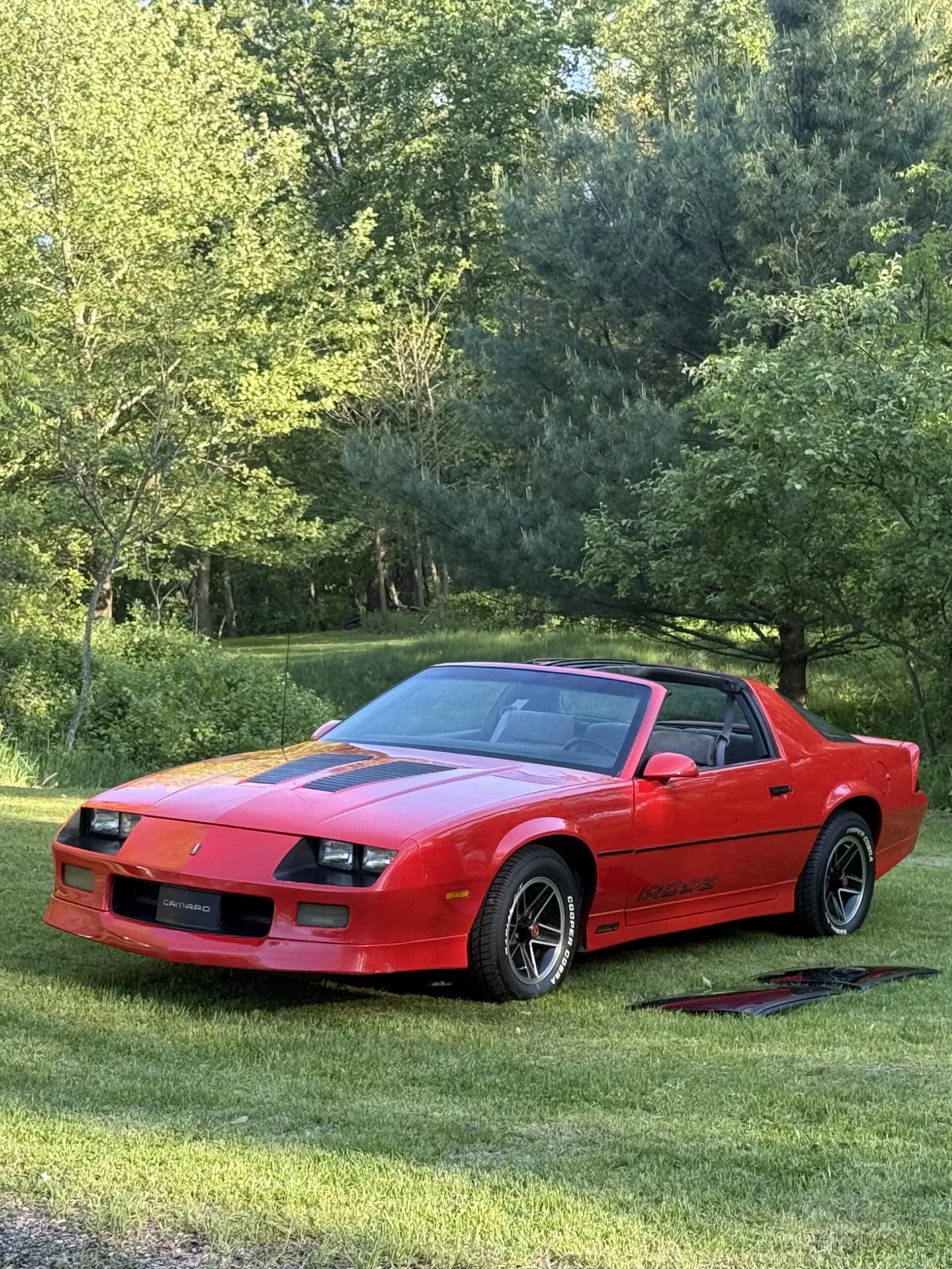 Chevrolet-Camaro-iroc-z-coupe-1985-Red-Black