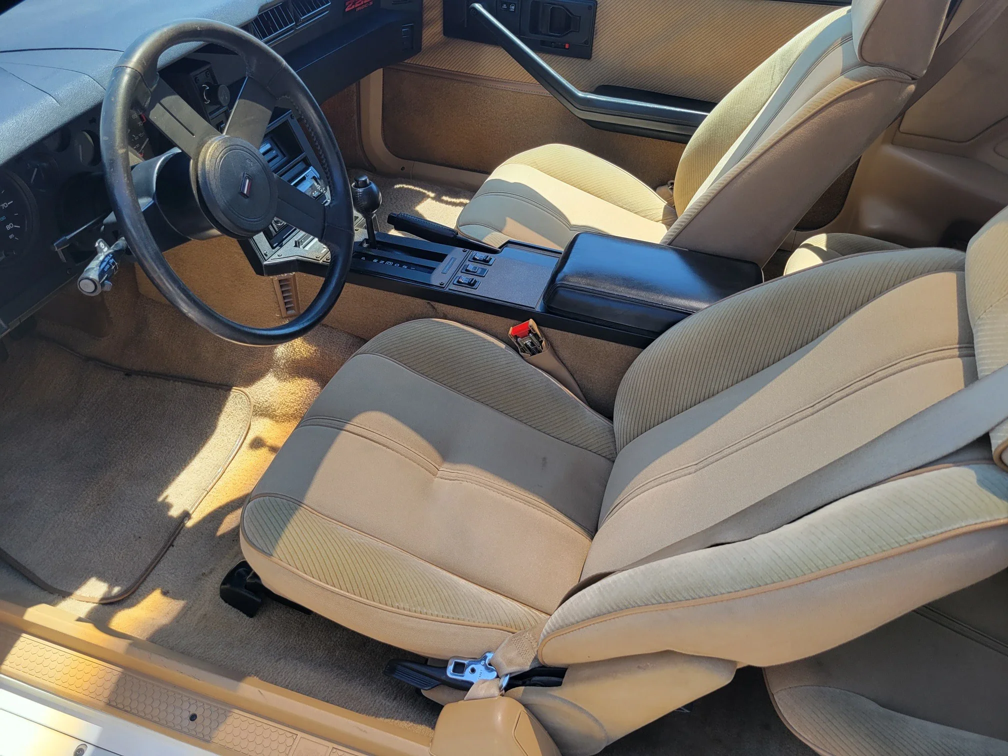 Chevrolet-Camaro-iroc-z-coupe-1986-White-Tan-10
