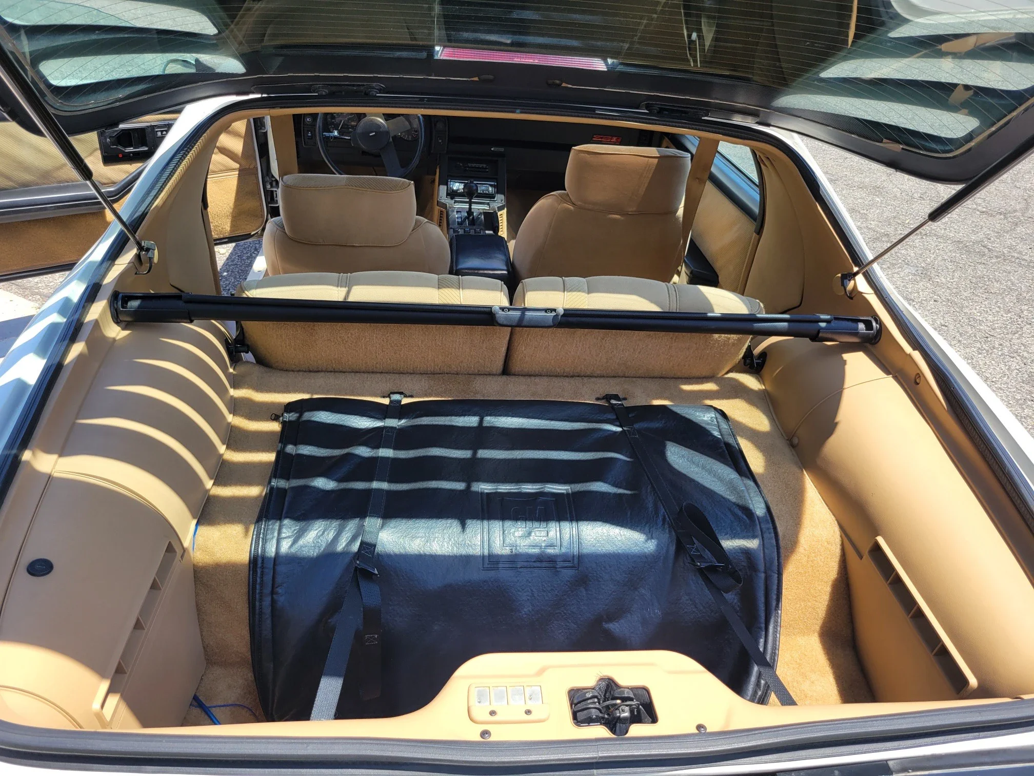 Chevrolet-Camaro-iroc-z-coupe-1986-White-Tan-5