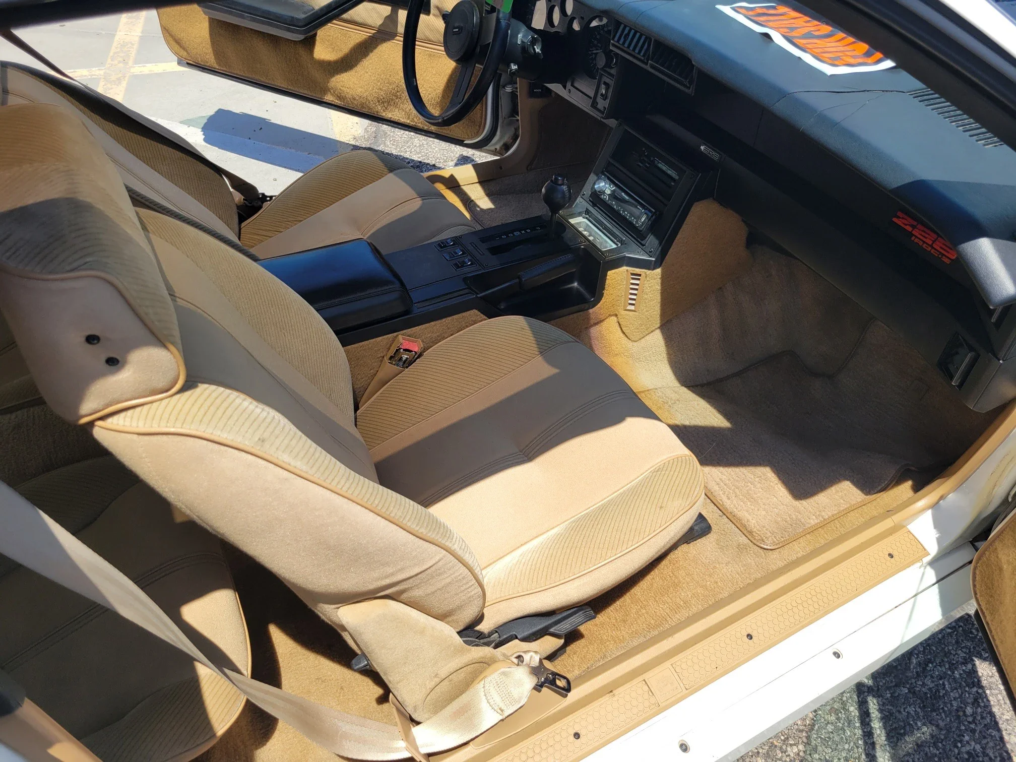 Chevrolet-Camaro-iroc-z-coupe-1986-White-Tan-6
