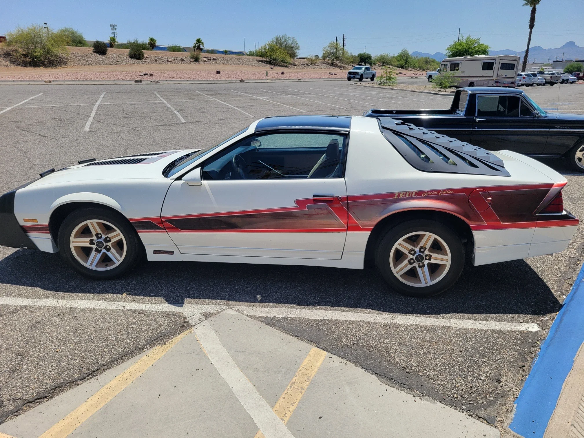 Chevrolet-Camaro-iroc-z-coupe-1986-White-Tan-9
