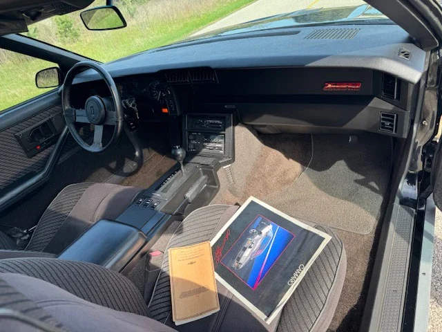 Chevrolet-Camaro-z28-1984-Black-Gray-1