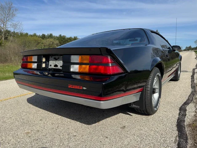 Chevrolet-Camaro-z28-1984-Black-Gray-8