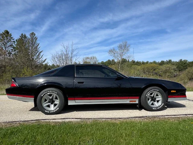 Chevrolet-Camaro-z28-1984-Black-Gray