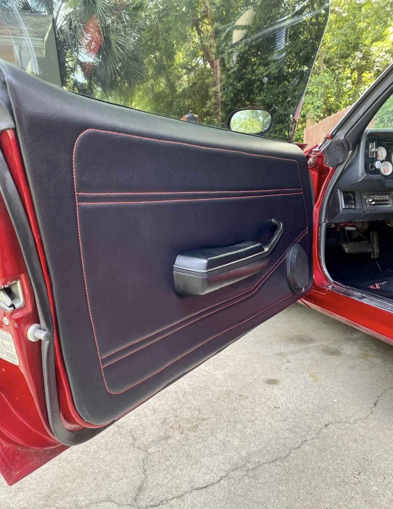 Chevrolet-Camaro-z28-coupe-1981-Red-Black-10