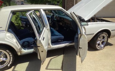 Chevrolet-Caprice-classic-brougham-sedan-1989-White-Blue-1