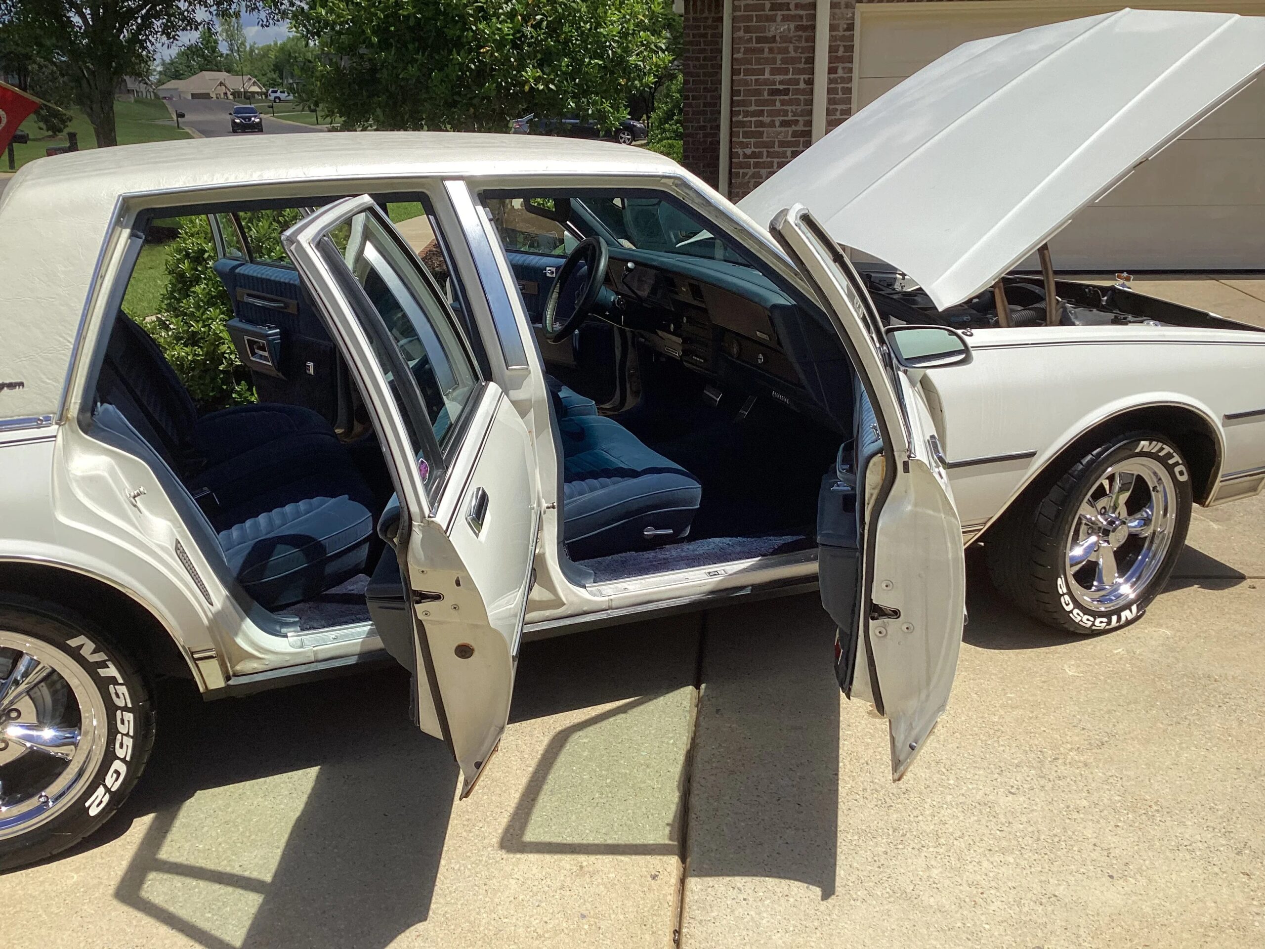 Chevrolet-Caprice-classic-brougham-sedan-1989-White-Blue-1