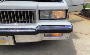 Chevrolet-Caprice-classic-brougham-sedan-1989-White-Blue-11